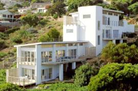 Excellent 6 Bed Villa For Sale in Cape Town South