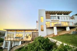 Excellent 6 Bed Villa For Sale in Cape Town South