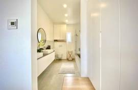 Excellent 6 Bed Villa For Sale in Cape Town South