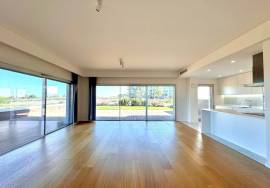 3-beds apartment, with river view, inserted in a luxury condominium