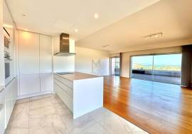 3-beds apartment, with river view, inserted in a luxury condominium