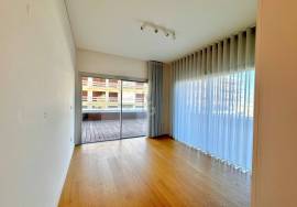 3-beds apartment, with river view, inserted in a luxury condominium