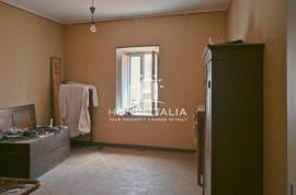 House to renovate with storerooms and cellar