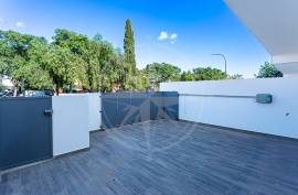 Contemporary 3 Bed Tavira Townhouse with Patio and Garage