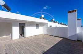 Contemporary 3 Bed Tavira Townhouse with Patio and Garage