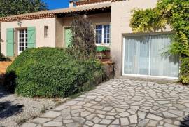 Charming, Cosy Single Storey Villa With 100 M2 Living Space, 830 M2 Garden, Large Garage And Swimming Pool.