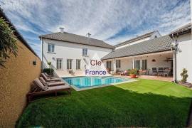 Stunning House with Swimming Pool