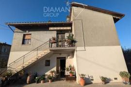 CDL8846 - Independent house on two levels with private garden and garage