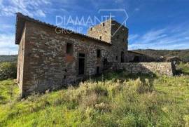 AZ340 - Castello in borgo medievale con 10 edifici ristrutturati allo stato grezzo e 12 ettari di terreno