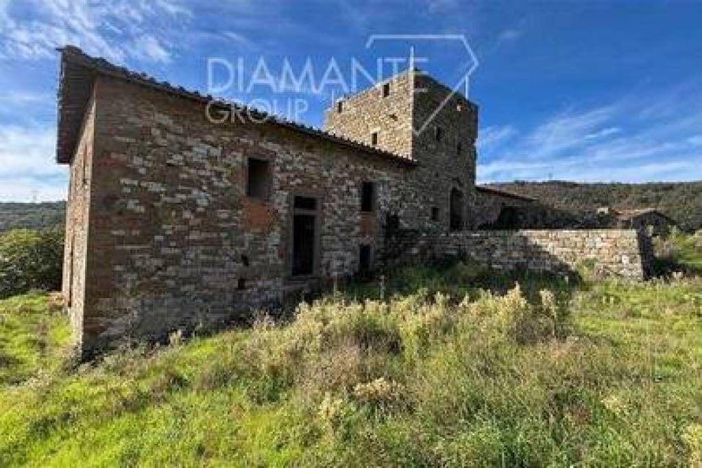 AZ340 - Castello in borgo medievale con 10 edifici ristrutturati allo stato grezzo e 12 ettari di terreno