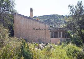 Rustic finca of 29.800 m² in Sayalonga, with stunning views and a house to reform. Ideal for rural project, agriculture or charming house in the middle of nature.