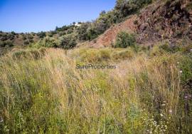Rustic finca of 29.800 m² in Sayalonga, with stunning views and a house to reform. Ideal for rural project, agriculture or charming house in the middle of nature.