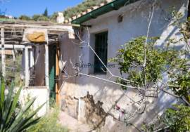 Rustic finca of 29.800 m² in Sayalonga, with stunning views and a house to reform. Ideal for rural project, agriculture or charming house in the middle of nature.