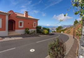 3-Bedroom Villa with Ocean Views & Pool in Palheiro Village, Funchal