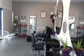 Shop with 44 m2 for transfer fully equipped for hairdresser and beauty salon located in the Marina of Albufeira Shop with 44 m2 for transfer fully equipped for hairdresser and beauty salon located in the Marina of Albufeira