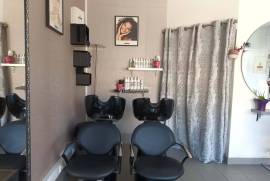 Shop with 44 m2 for transfer fully equipped for hairdresser and beauty salon located in the Marina of Albufeira Shop with 44 m2 for transfer fully equipped for hairdresser and beauty salon located in the Marina of Albufeira
