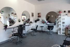 Shop with 44 m2 for transfer fully equipped for hairdresser and beauty salon located in the Marina of Albufeira
