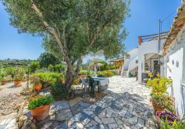 3 Bedroom Quinta with large Pool, Gardens and quiet country location. Near Moncarapacho.