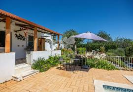 3 Bedroom Quinta with large Pool, Gardens and quiet country location. Near Moncarapacho.