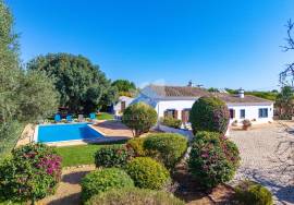 Quintessential, Detached 4 bedroom villa with pool and orchards. Near Moncarapacho.