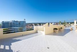 Luxury 4-Bedroom Apartment with Panoramic Terrace and Sea View in Vilamoura