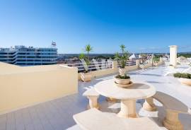 Luxury 4-Bedroom Apartment with Panoramic Terrace and Sea View in Vilamoura