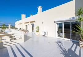 Luxury 4-Bedroom Apartment with Panoramic Terrace and Sea View in Vilamoura