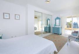 Luxury 4-Bedroom Apartment with Panoramic Terrace and Sea View in Vilamoura