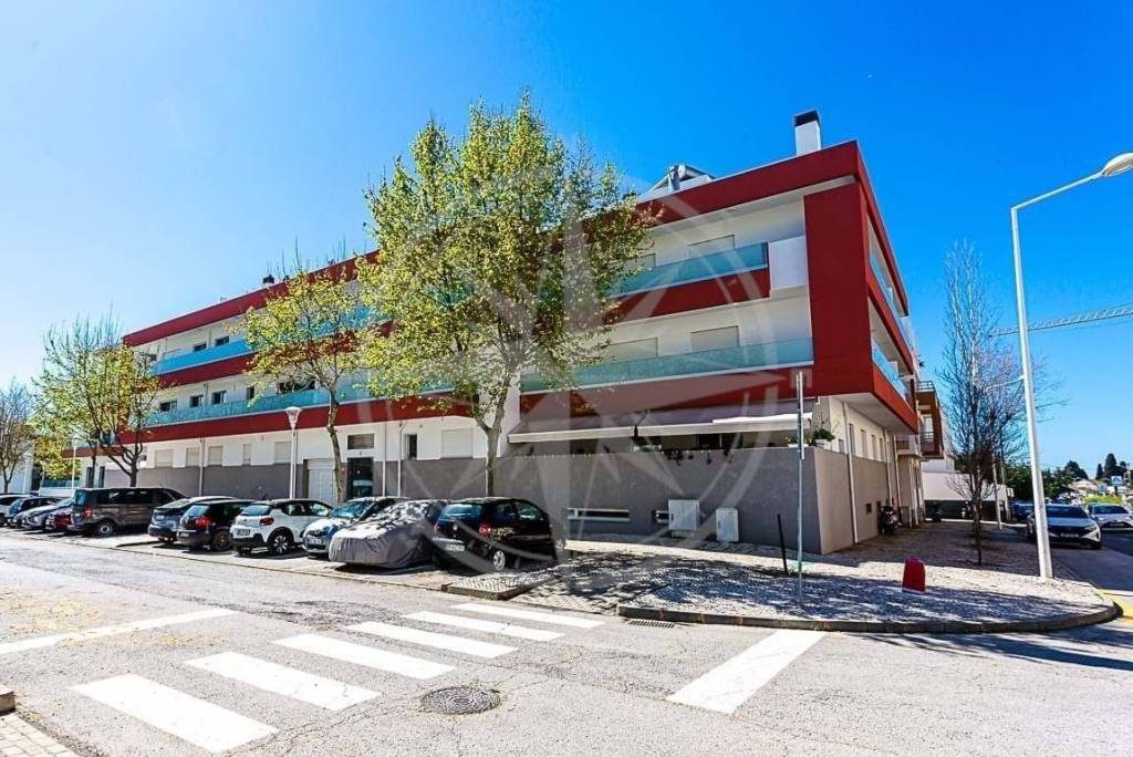 Tavira town centre 3 bedroom apartment with pool, terrace & garage