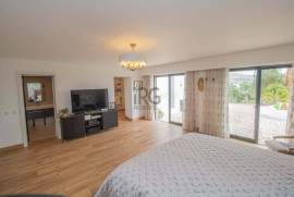 Elegant 4-Bedroom Single-Level Villa with Exceptional Privacy, Pool & Countryside Views Near Quinta do Lago