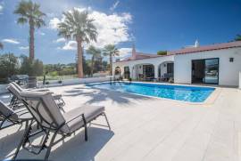 Elegant 4-Bedroom Single-Level Villa with Exceptional Privacy, Pool & Countryside Views Near Quinta do Lago