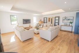 Elegant 4-Bedroom Single-Level Villa with Exceptional Privacy, Pool & Countryside Views Near Quinta do Lago