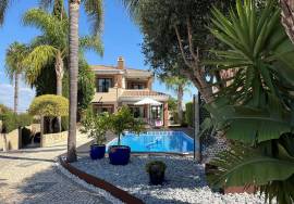 South West facing T3+2 Villa Designed by Mario Martins in Porto de Mos / Atalaia, Lagos