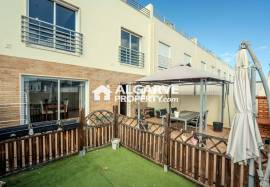Modern 4 bedroom villa in a residential area near the center of Olhão