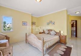 Carvoeiro - 4-bedroom villa with sea views, easy walking distance to Carvoeiro