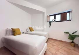 Just at 600m from Maria Luísa Beach.