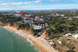 Just at 600m from Maria Luísa Beach.