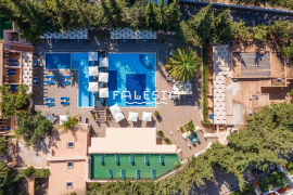 Just at 600m from Maria Luísa Beach.