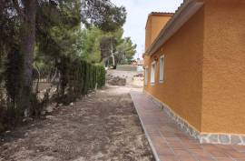 Fully renovated detached villa on a rectangular plot of 943 m². Distributed over two floors.