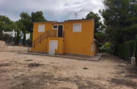 Fully renovated detached villa on a rectangular plot of 943 m². Distributed over two floors.