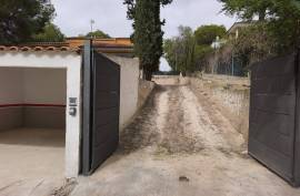 Fully renovated detached villa on a rectangular plot of 943 m². Distributed over two floors.