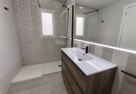 Fully renovated detached villa on a rectangular plot of 943 m². Distributed over two floors.