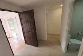 Fully renovated detached villa on a rectangular plot of 943 m². Distributed over two floors.