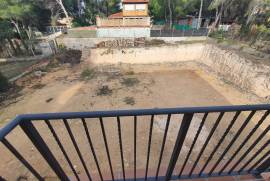 Fully renovated detached villa on a rectangular plot of 943 m². Distributed over two floors.