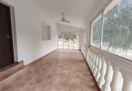 Fully renovated detached villa on a rectangular plot of 943 m². Distributed over two floors.