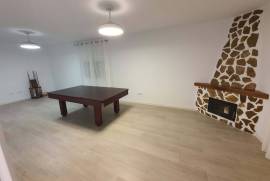 Fully renovated detached villa on a rectangular plot of 943 m². Distributed over two floors.