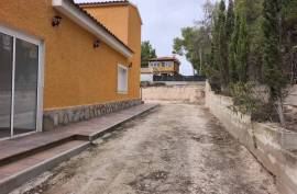 Fully renovated detached villa on a rectangular plot of 943 m². Distributed over two floors.