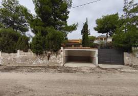 Fully renovated detached villa on a rectangular plot of 943 m². Distributed over two floors.