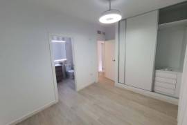 Fully renovated detached villa on a rectangular plot of 943 m². Distributed over two floors.