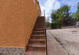 Fully renovated detached villa on a rectangular plot of 943 m². Distributed over two floors.